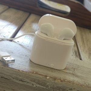 *BRAND NEW* Ear Pods